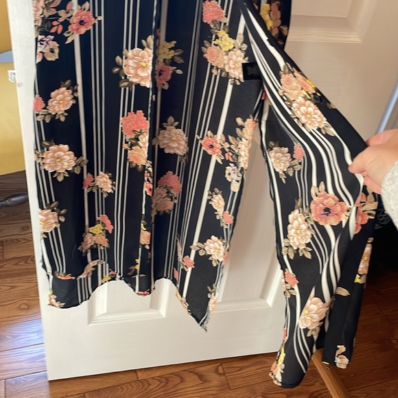 Long sheer sleeveless top (M) - Picture 3 of 4